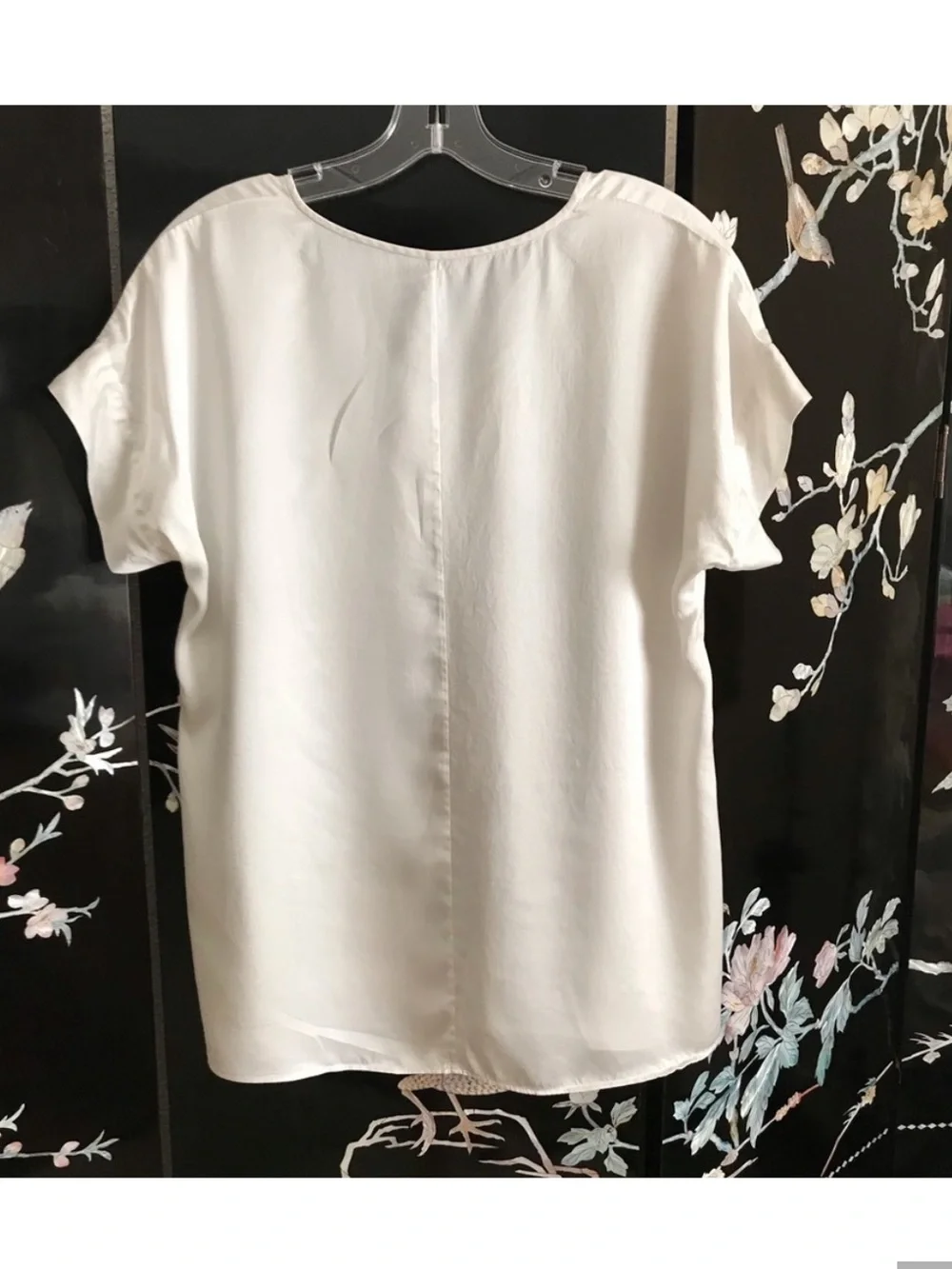 Lafayette 148 ivory top features a sleek v-neckline | Size L